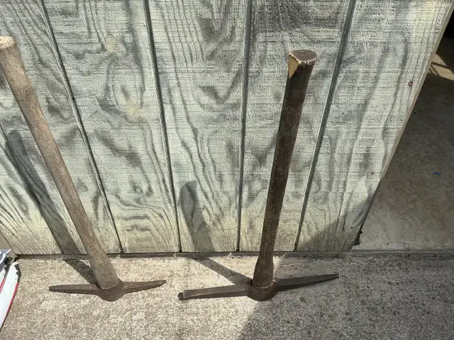 2 Antique Pick Axes ! - Photo 3