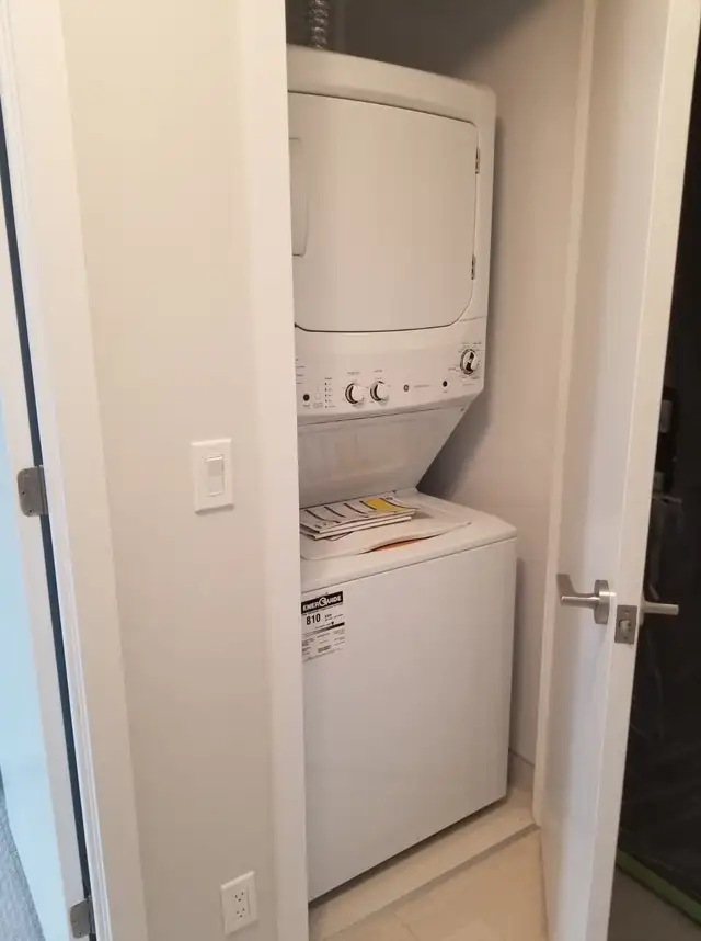 Yonge/Eglinton - Unfurnished 1-bedroom condo apartment for rent - Photo 10