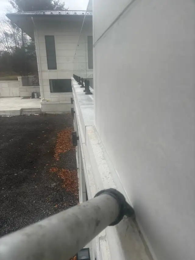 Building Maintenance Technician (Windows, Caulking, Film) - Photo 5