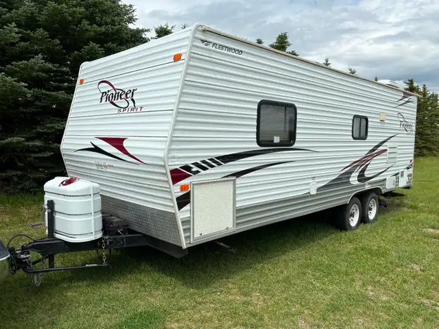 2009 23’ Pioneer Spirit Holiday Trailer