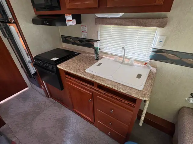 2009 23’ Pioneer Spirit Holiday Trailer - Photo 9