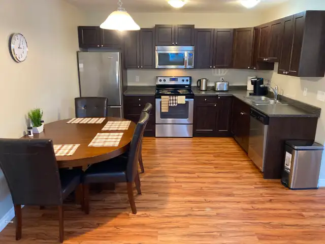 ❤ Posh, cozy, bright FURNISHED suite ✔ Separate Entry ✔ Parking - Photo 2