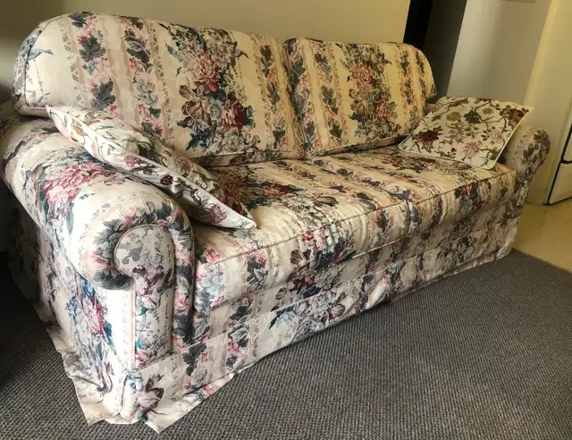A big floral sofa -  Only for $15 - Photo 3