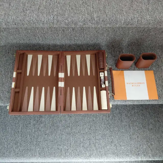 Jeu Backgammon vintage dans une valise