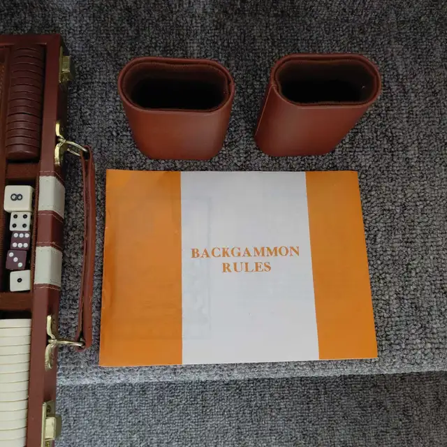 Jeu Backgammon vintage dans une valise - Photo 4