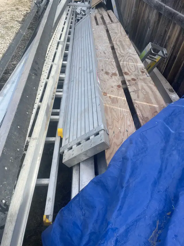 scaffolding & other setup - Photo 3