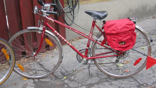 EXCELLENT WOMEN’S PEUGEOT ROAD BIKE WITH ACCESSORIES