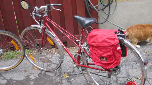 EXCELLENT WOMEN’S PEUGEOT ROAD BIKE WITH ACCESSORIES - Photo 2