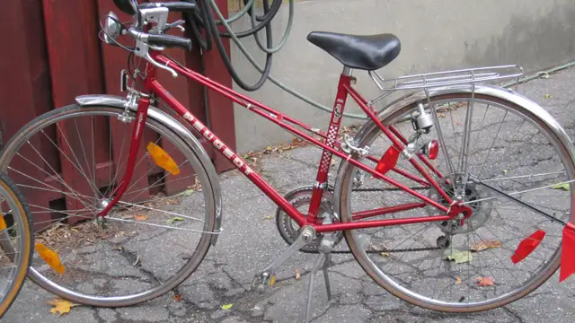 EXCELLENT WOMEN’S PEUGEOT ROAD BIKE WITH ACCESSORIES - Photo 3