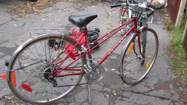 EXCELLENT WOMEN’S PEUGEOT ROAD BIKE WITH ACCESSORIES - Photo 5