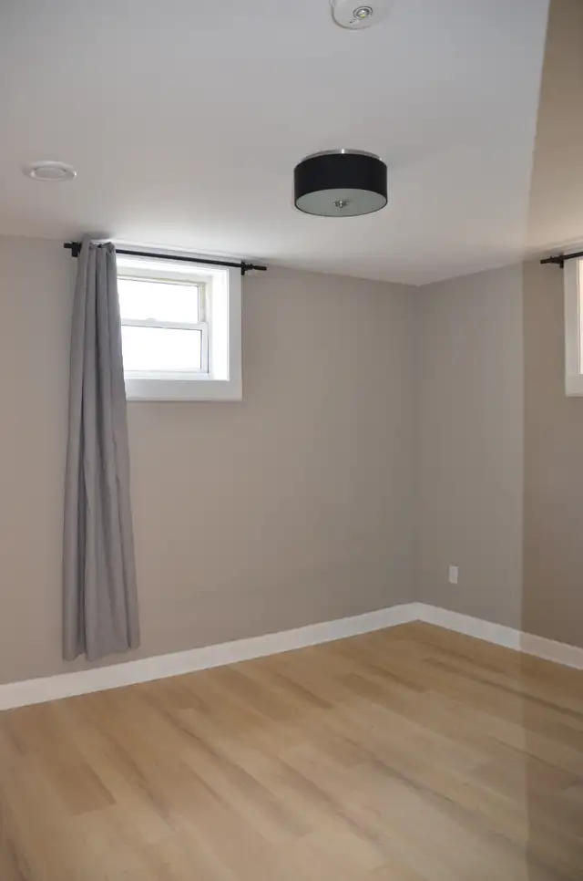 Renovated 3BR Lower Unit — Gas Fireplace, Kitchen Island, Truly - Photo 19
