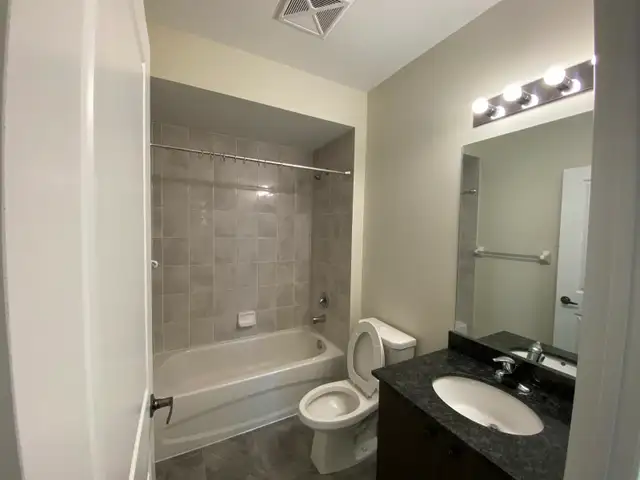 Bright and Spacious Two Bedroom   Den Located in Markham East - Photo 2