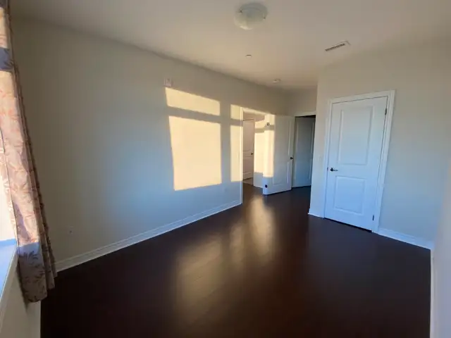 Bright and Spacious Two Bedroom   Den Located in Markham East - Photo 3
