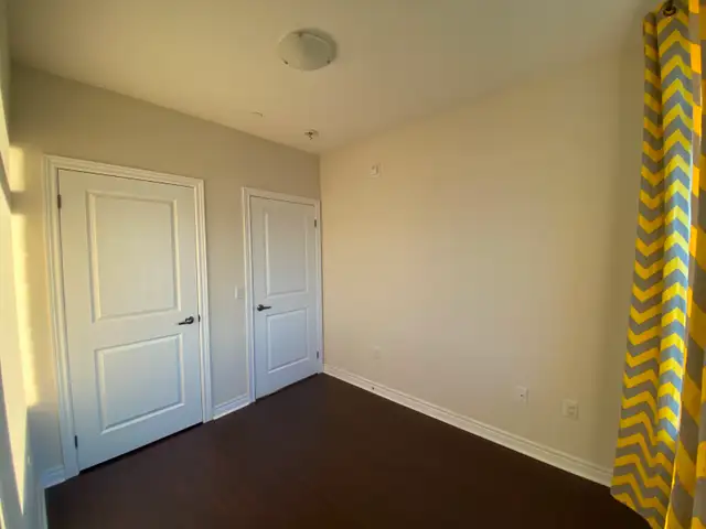 Bright and Spacious Two Bedroom   Den Located in Markham East - Photo 4