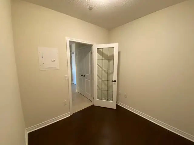 Bright and Spacious Two Bedroom   Den Located in Markham East - Photo 5