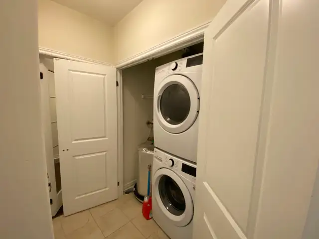 Bright and Spacious Two Bedroom   Den Located in Markham East - Photo 6