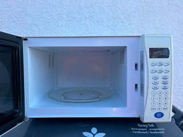Microwave - Photo 2