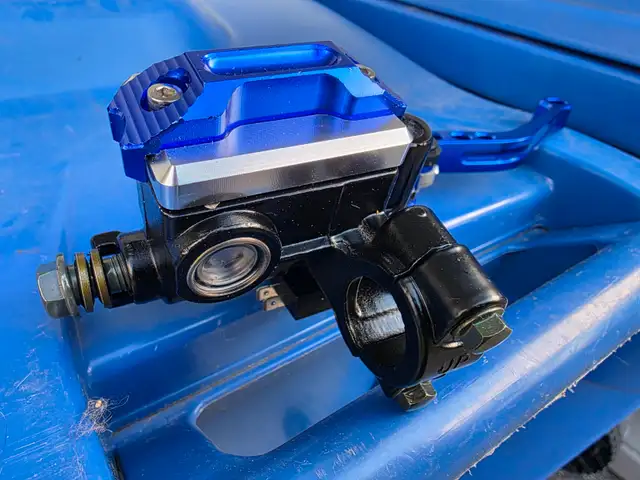 Aftermarket Brake Master Cylinder & Clutch Perch W Blue Leavers - Photo 3