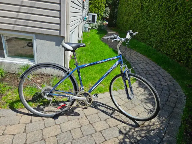 CCM Avenue Hybrid bike / Vélo hybride.
