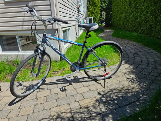 CCM Avenue Hybrid bike / Vélo hybride. - Photo 2