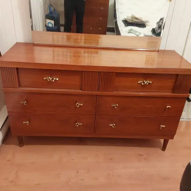 Coomode, bureau d’homme et table de nuit.