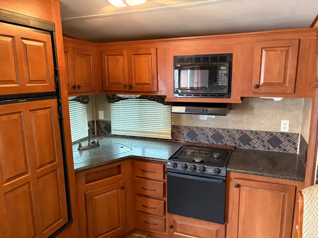 2012 greystone 5th wheel camper - Photo 2