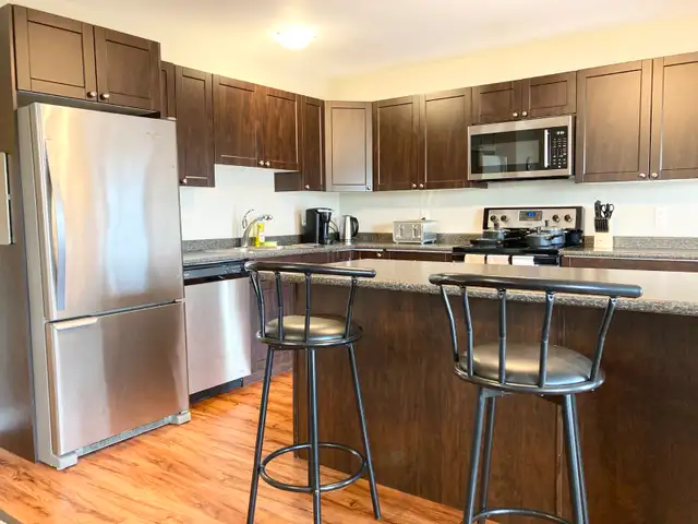 ❤ 3br Crew House ✔King Bed ✔Walk-in Closets, Short- or Long-Term - Photo 2