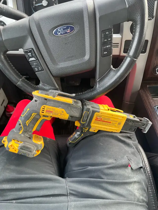 Battery Dewalt Screw Gun with Coalated Screw Gun Attachment