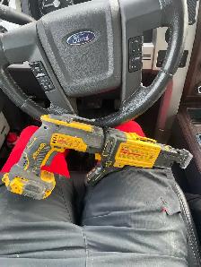 Battery Dewalt Screw Gun with Coalated Screw Gun Attachment