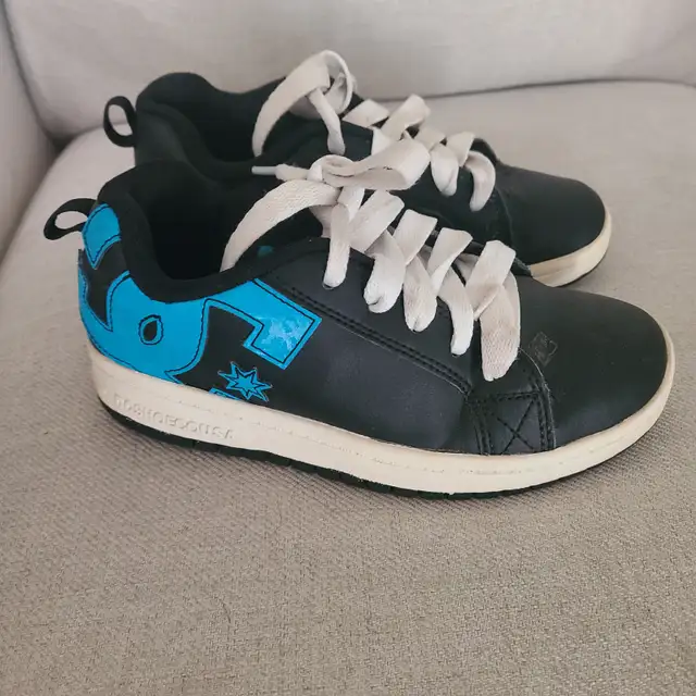 Youth boy snealers Size 4