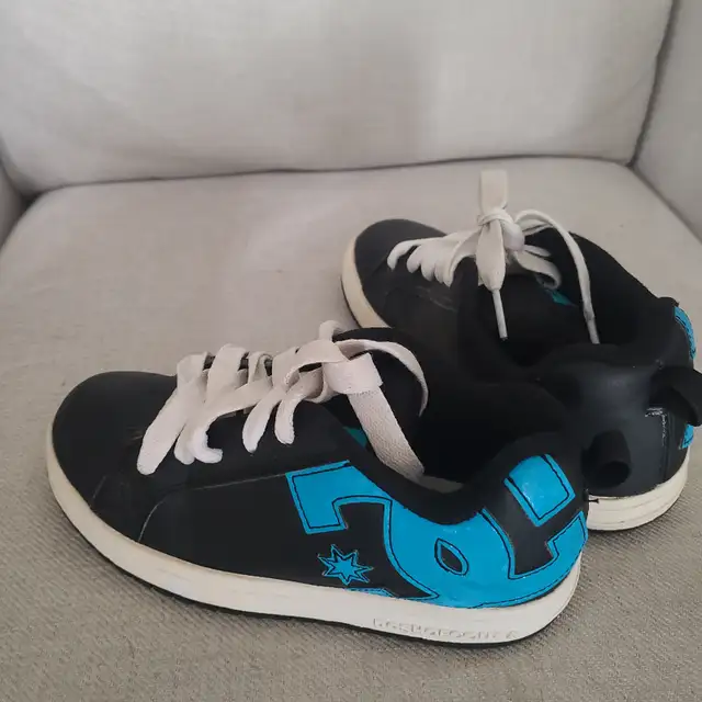Youth boy snealers Size 4 - Photo 3