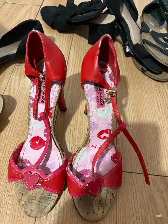book / women boot /heels size 10  for trade read post - Photo 3