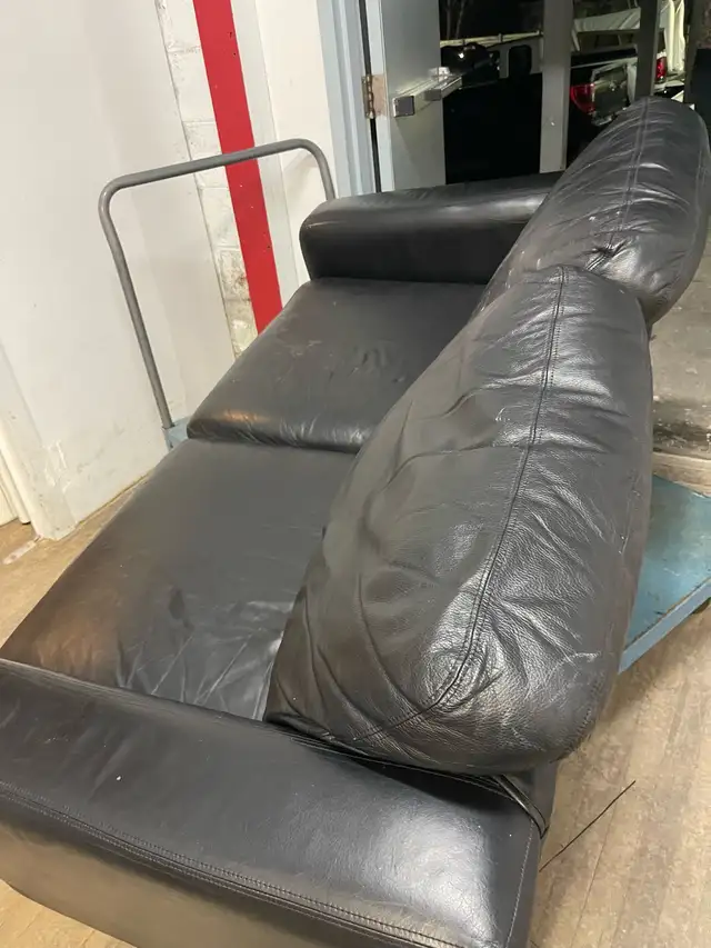 Beautiful Leather Love Seat & FREE delivery - Photo 3