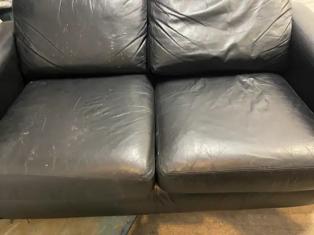 Beautiful Leather Love Seat & FREE delivery - Photo 4