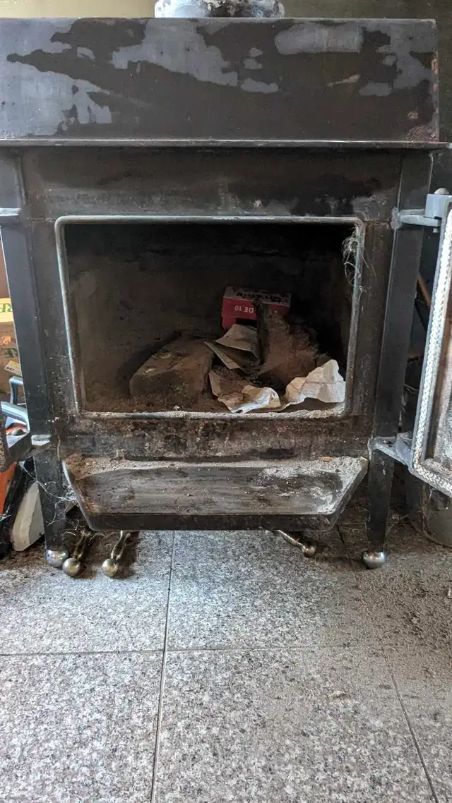 Wood Stove and high quality pipes. - Photo 3