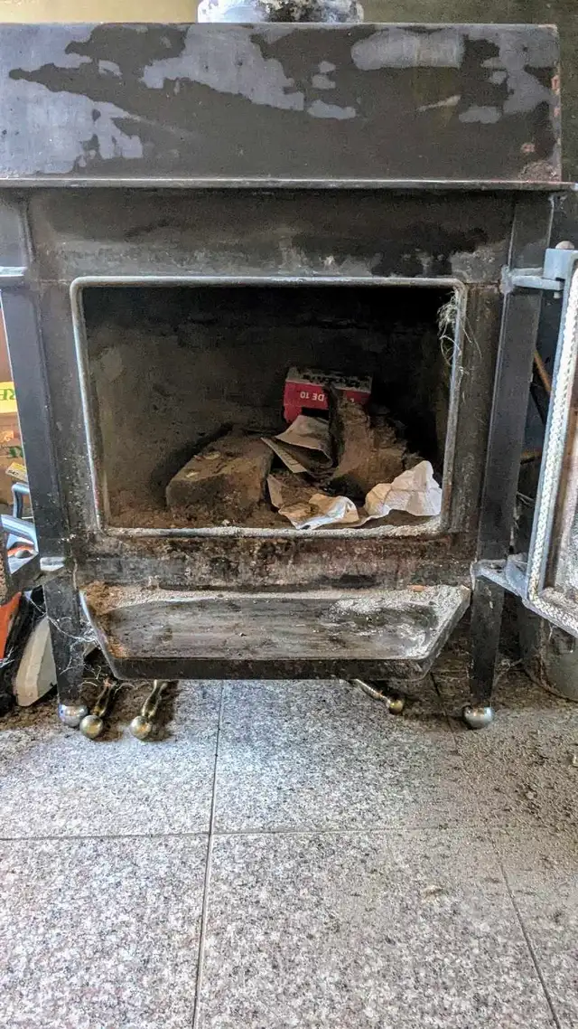 Wood Stove and high quality pipes. - Photo 4