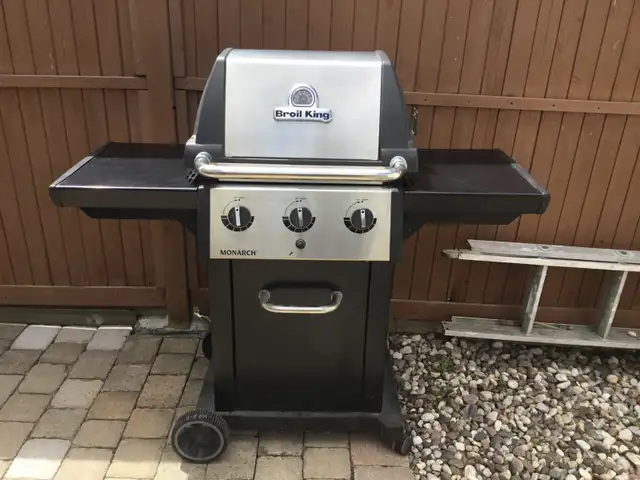 Broil King Monarch 3 Burner Propane $225