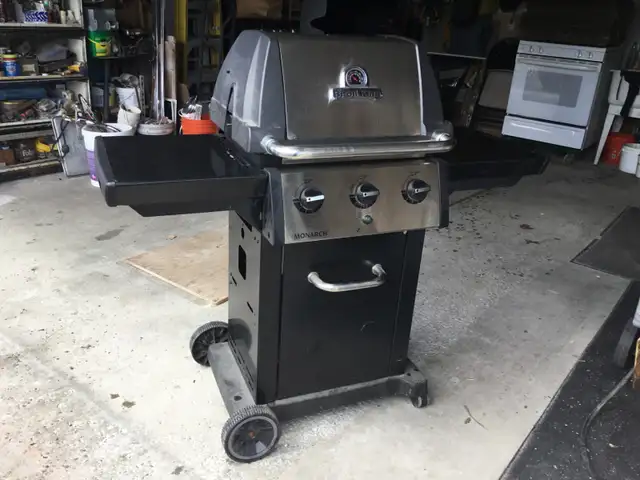 Broil King Monarch 3 Burner Propane $225 - Photo 2