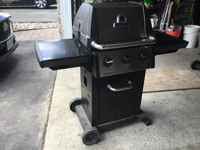 Broil King Monarch 3 Burner Propane $225 - Photo 3