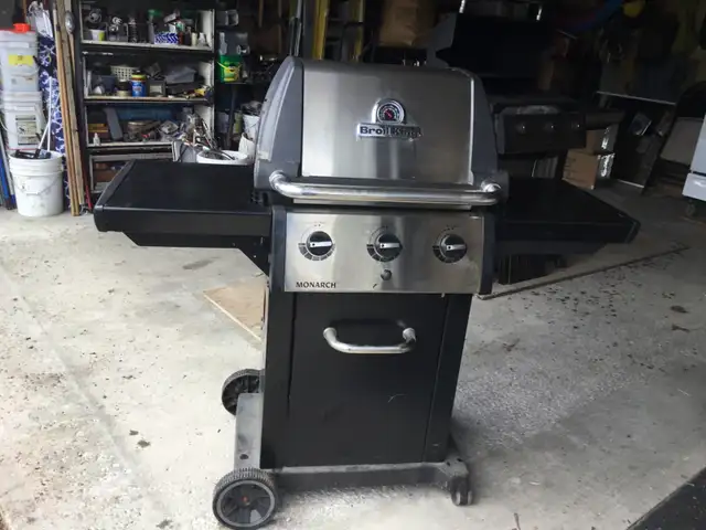 Broil King Monarch 3 Burner Propane $225 - Photo 4