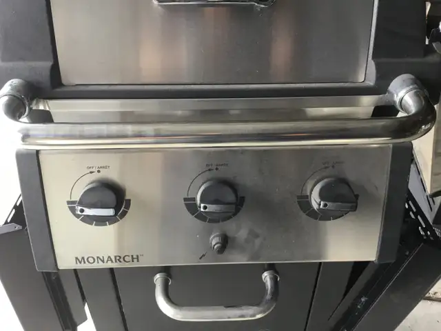Broil King Monarch 3 Burner Propane $225 - Photo 8