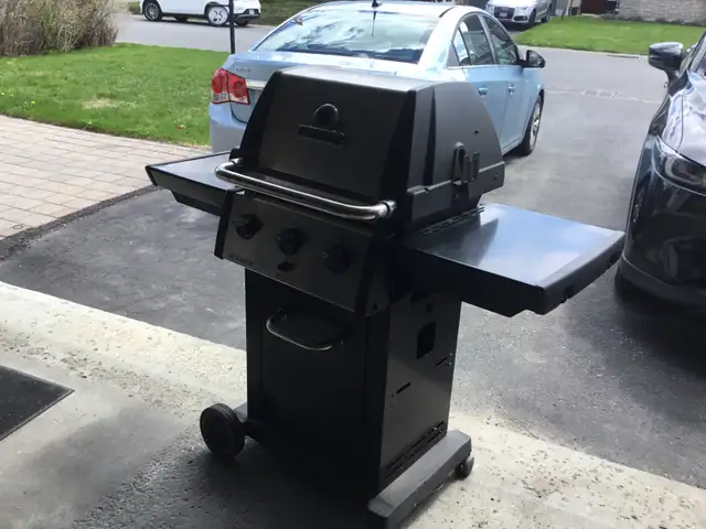 Broil King Monarch 3 Burner Propane $225 - Photo 9