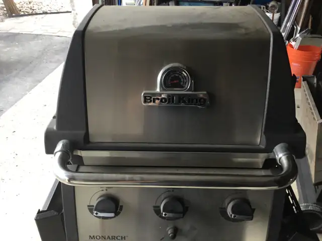 Broil King Monarch 3 Burner Propane $225 - Photo 10