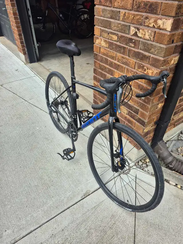 2023 Giant Contend AR 4 Road Bike - Photo 2