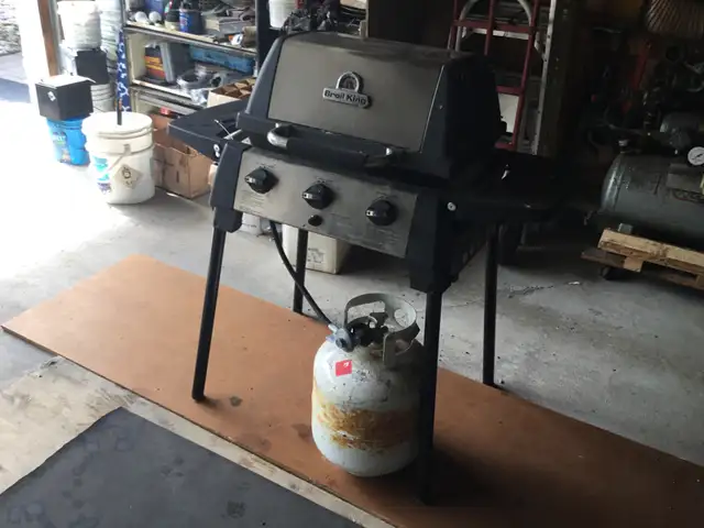 Broil-King 3 Burner Portable BBQ - Photo 2