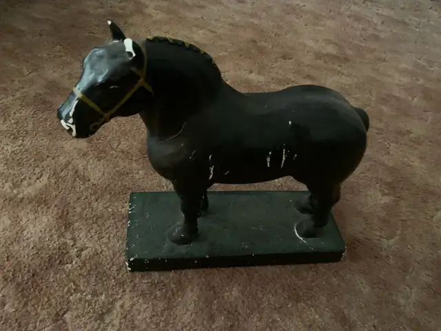 Cement horse. Door stopper. - Photo 2