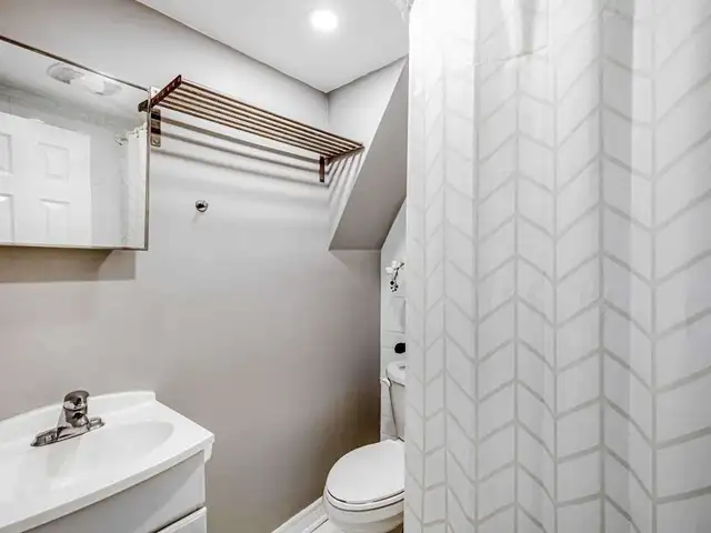 Private 1-Bedroom Apartment | Steps to TTC - Photo 4