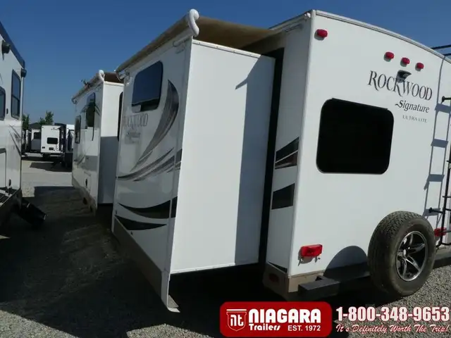 2016 FOREST RIVER ROCKWOOD SIGNATURE 83122SS Travel Trailer - Photo 2