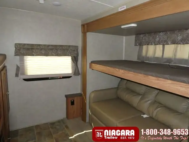 2016 FOREST RIVER ROCKWOOD SIGNATURE 83122SS Travel Trailer - Photo 8