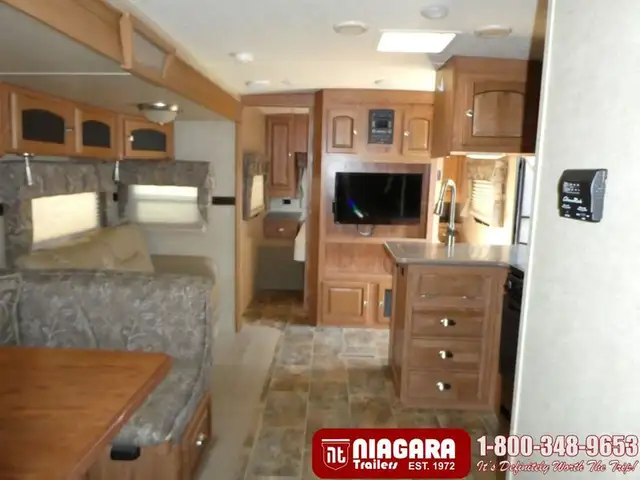 2016 FOREST RIVER ROCKWOOD SIGNATURE 83122SS Travel Trailer - Photo 9
